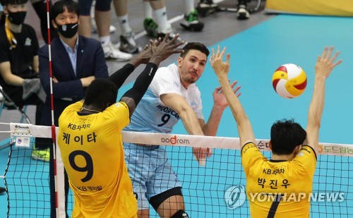 '알렉스 이렇게만' 우리카드, KB손해보험 꺾고 '최하위→4위'