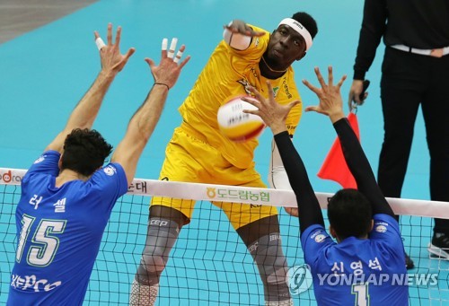 케이타·김정호 40점 합작…KB손보, 한국전력 꺾고 3연패 탈출