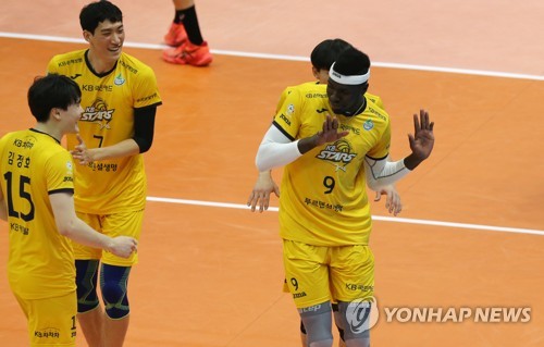 케이타·김정호 40점 합작…KB손보, 한국전력 꺾고 3연패 탈출