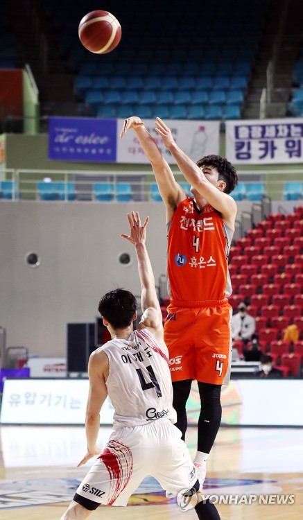 kt, SK전 4연패 탈출…4쿼터 13점 차 대역전극