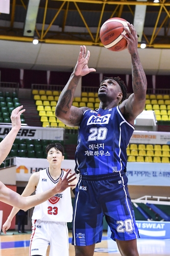 '라건아 더블더블' KCC, 현대모비스에 역전승…8연승 질주