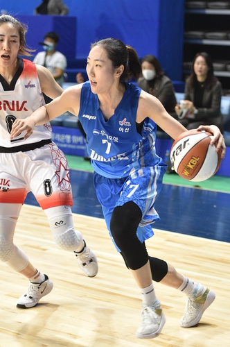 여자농구 우리은행, BNK 32점 차 완파…선두와 다시 0.5경기 차