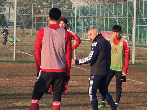 부산 페레즈 감독, 2021년 첫 훈련 지휘…선수들과 소통
