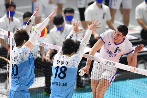 우리카드, 삼성화재 제물로 3연승…남자배구 선두권 경쟁 '후끈'