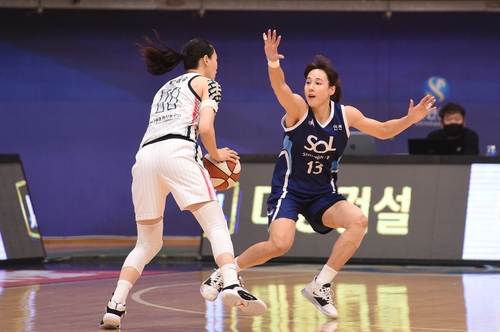 신한은행, 하나원큐 8연패 빠뜨려…김단비 시즌 최다 28점 폭발