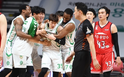 '재치 만점 버저비터' 두경민 두통 때문에 연장 가기 싫어서