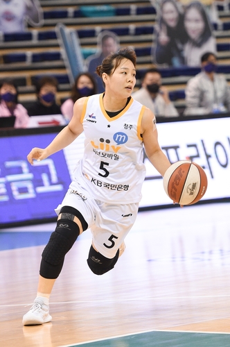 '박지수 30점-24리바운드' KB, 하나원큐 잡고 단독 선두 유지