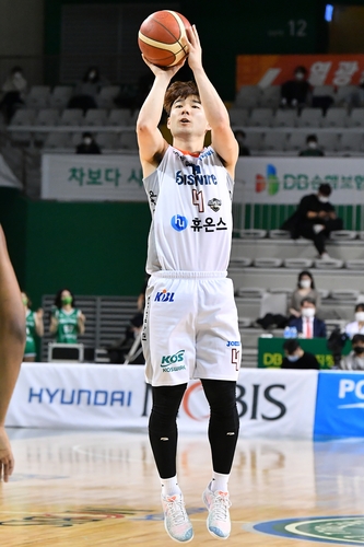 '미네라스 결승포' SK, KCC 13연승 저지·3연패 탈출