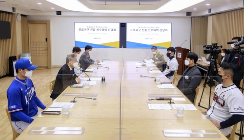 독립야구단 출신 프로선수 만난 이재명…재기라는 길 만들어