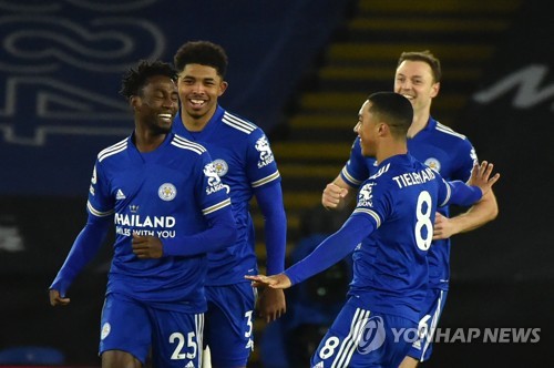 레스터시티, 첼시에 2-0 완승…EPL 3연승·선두 도약