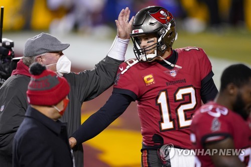 NFL 브래디, 탬파베이 이적 첫 PO 승리…바뀐 것은 유니폼뿐