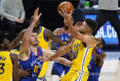 요키치 시즌 5번째 트리플더블…덴버, '커리 35득점' GSW 제압