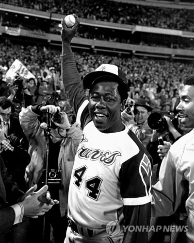 MLB, 행크 에런 추모 물결…바이든 대통령 미국의 영웅(종합)