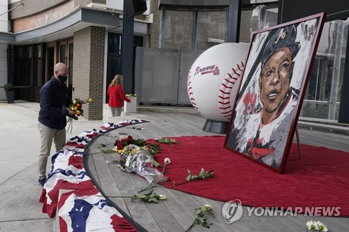 MLB, 행크 에런 추모 물결…바이든 대통령 미국의 영웅(종합)