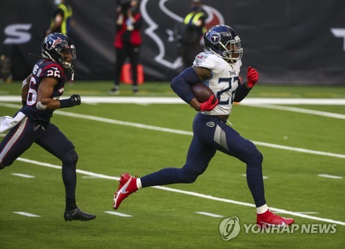테네시 초거구 러닝백 헨리, NFL 역대 8번째로 2천야드 돌파