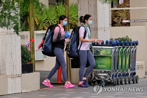 호주오픈 전세기 코로나 확진 9명으로…72명 이상 호텔방 격리