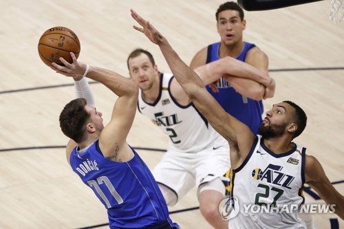 필라델피아, NBA 동·서부 1위 대결서 레이커스에 1점 차 승리