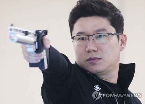 도쿄행 준비하는 '사격 황제' 진종오 총 내려놨다 다시 들었죠