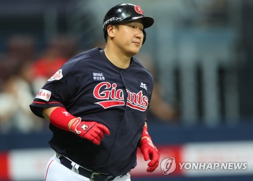 그룹이 직접 개입한 이대호 계약, 신세계가 자극제 됐나