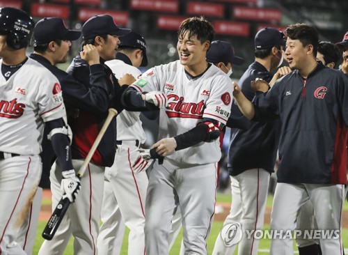 롯데 민병헌, 팬들에게 복귀 시기 말씀 못 드려 죄송합니다
