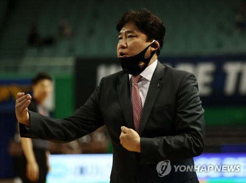 판정 불만 드러낸 김승기 인삼공사 감독, KBL 재정위 회부