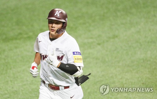 김하성, 친정팀 키움 방문…김치현 단장 들뜬 모습 없더라