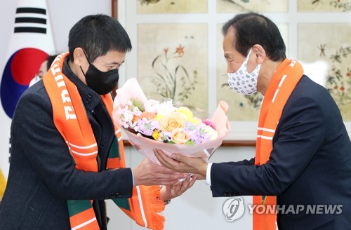 강원FC 전용구장 어디에?…이영표 대표 춘천 추천에 '관심'