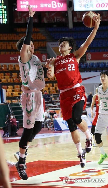 신인 오재현 19점…프로농구 SK, 안방에서 DB 꺾고 4연패 마감