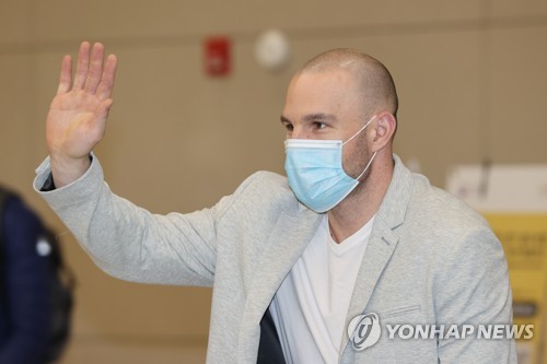 SK 로맥 올해 35홈런 목표…최주환 합류로 시너지효과 기대