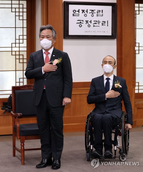 이기흥 체육회장·정진완 신임 장애인체육회장 당선증 수령