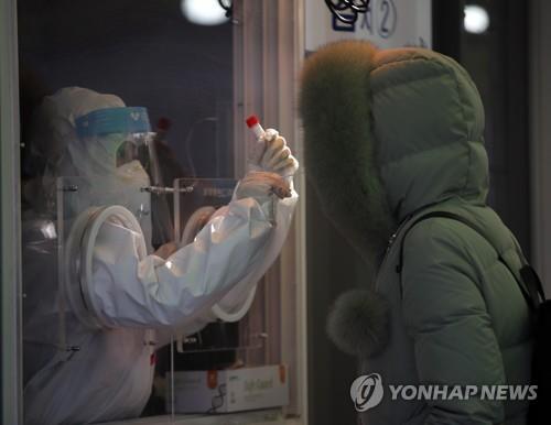 충주상고 축구부 4명 확진…원룸 9칸서 50명 합숙(종합)