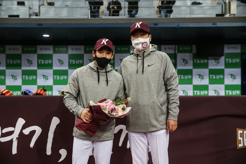 '첫 훈련' 지휘 홍원기 키움 감독 이용규 안아주고 싶다