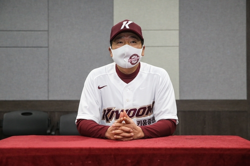 '첫 훈련' 지휘 홍원기 키움 감독 이용규 안아주고 싶다