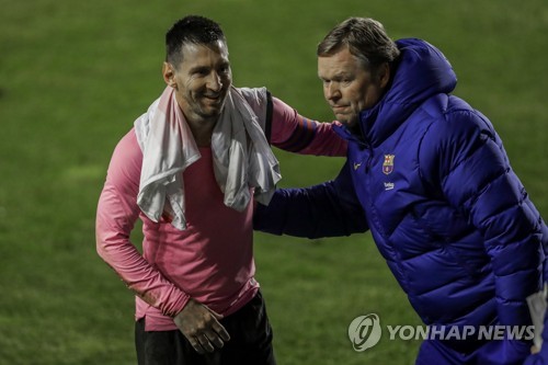 메시 연봉 논란에 쿠만 바르사 감독 그가 한 일 존중해야
